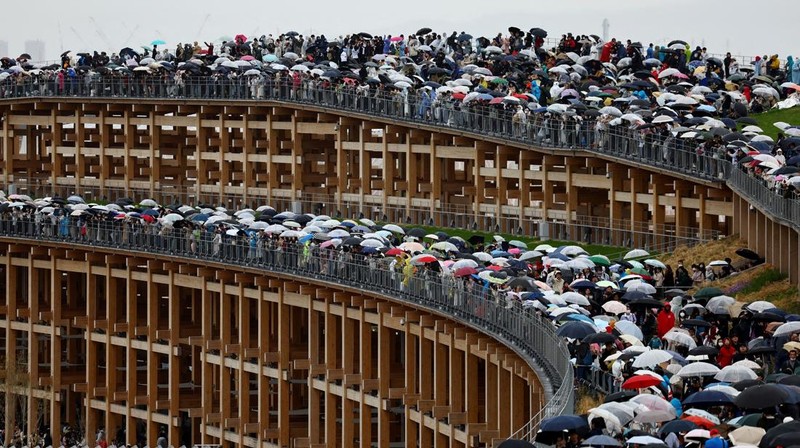 Grand Ring terlihat pada hari Jumat, 11 April 2025, sebelum hari pembukaan Osaka Expo 2025 di Osaka, Jepang bagian barat. (Kyodo News via AP)