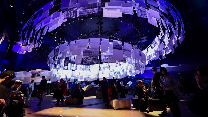 Orang-orang mengunjungi hari pertama Expo 2025 yang dibuka untuk umum, di Osaka, Jepang bagian barat, 13 April 2025. REUTERS/Issei Kato