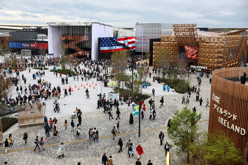 JAPAN-EXPO/ Orang-orang mengunjungi hari pertama Expo 2025 yang dibuka untuk umum, di Osaka, Jepang bagian barat, 13 April 2025. REUTERS/Issei Kato