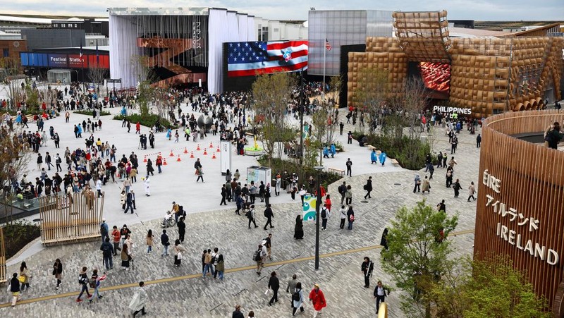 Orang-orang mengunjungi hari pertama Expo 2025 yang dibuka untuk umum, di Osaka, Jepang bagian barat, 13 April 2025. REUTERS/Issei Kato