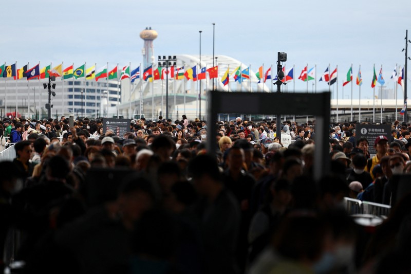JAPAN-EXPO/ Orang-orang mengunjungi hari pertama Expo 2025 yang dibuka untuk umum, di Osaka, Jepang bagian barat, 13 April 2025. REUTERS/Issei Kato