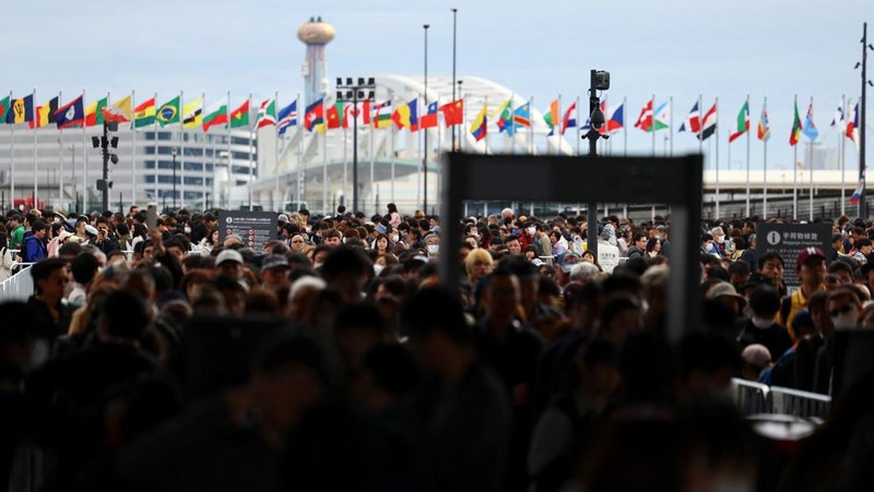 Orang-orang mengunjungi hari pertama Expo 2025 yang dibuka untuk umum, di Osaka, Jepang bagian barat, 13 April 2025. REUTERS/Issei Kato