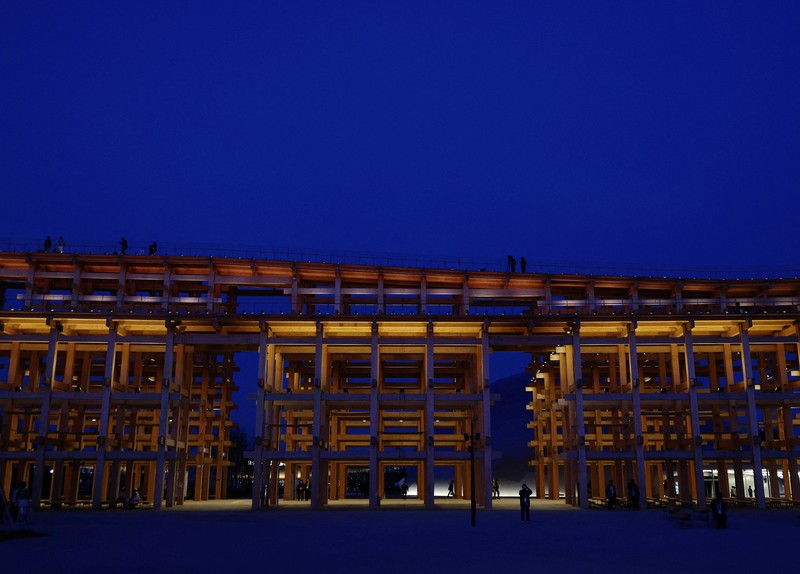 Japan Osaka Expo Grand Ring terlihat pada hari Jumat, 11 April 2025, sebelum hari pembukaan Osaka Expo 2025 di Osaka, Jepang bagian barat. (Kyodo News via AP)