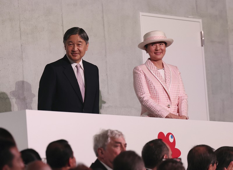 JAPAN-EXPO/ Orang-orang mengunjungi hari pertama Expo 2025 yang dibuka untuk umum, di Osaka, Jepang bagian barat, 13 April 2025. REUTERS/Issei Kato