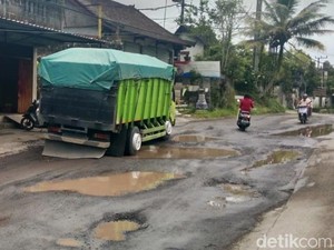 Jalan Menuju Pura Besakih Rusak Parah, Masyarakat Berharap Segera Diperbaiki