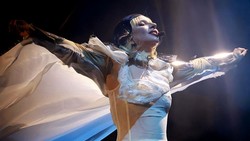 Lady Gaga Elegan Banget Hadapi Mikrofon Mati Saat Tampil di Coachella