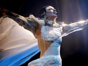 Lady Gaga Elegan Banget Hadapi Mikrofon Mati Saat Tampil di Coachella