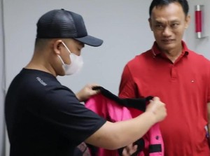 Penampakan Hakim Tersangka Suap Rp 60 M Pakai Kaus Saat Ditangkap Kejagung