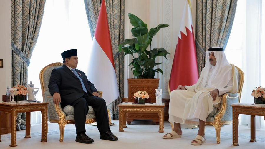 Presiden Republik Indonesia Prabowo Subianto (kiri) dan Emir Kerajaan Qatar Sheikh Tamim bin Hamad Al Thani di Istana Amiri Diwan, Doha, Qatar, Minggu (13/4/2025).