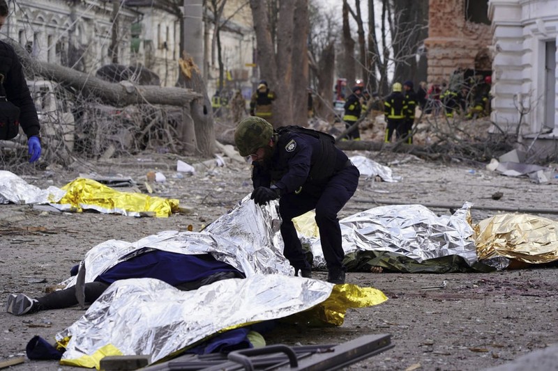 Russia Ukraine War The city center in the aftermath of the Russia's missile attack that killed at least 21 civilians in Sumy, Ukraine, Sunday, April 13, 2025. (AP Photo)