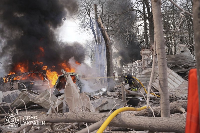 Russia Ukraine War The city center in the aftermath of the Russia's missile attack that killed at least 21 civilians in Sumy, Ukraine, Sunday, April 13, 2025. (AP Photo)