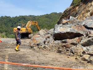 Tebing Batu Longsor di Jalur Pansela Trenggalek-Tulungagung