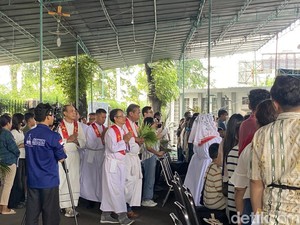 Khidmatnya Minggu Palma di Katedral Semarang