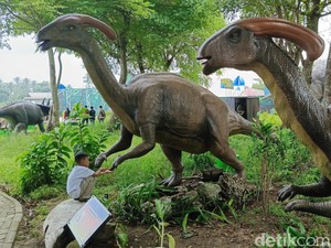 Menjelajahi Kapal Hantu dan Hutan Dinosaurus di Lampung