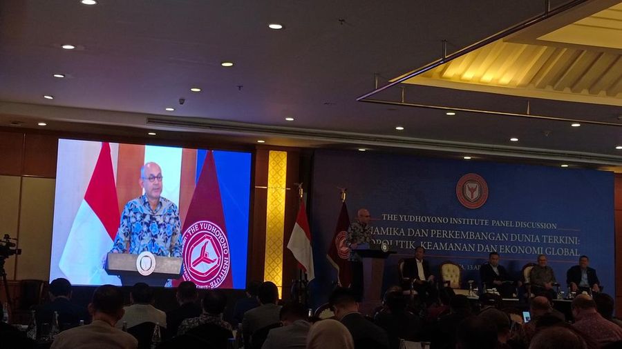 Wakil Menteri Luar Negeri (Wamenlu) Arrmanatha Nasir saat memberikan paparannya di panel diskusi The Yudhoyono Institute dengan tema Dinamika dan Perkembangan Dunia Terkini: Geopolitik, Keamanan dan Ekonomi Global di Hotel Sahid, Jakarta, Minggu (13/4/2025). (CNBC Indonesia/Martyasari)