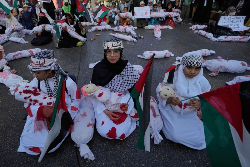 Orang-orang mengibarkan bendera selama unjuk rasa pro-Palestina yang disebut Orang-orang mengibarkan bendera selama unjuk rasa pro-Palestina yang disebut