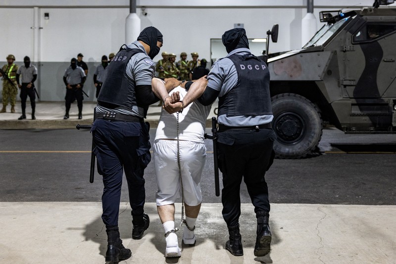 AS mendeportasi terduga anggota Tren de Aragua untuk dipenjara di El Salvador. (Handout via REUTERS)