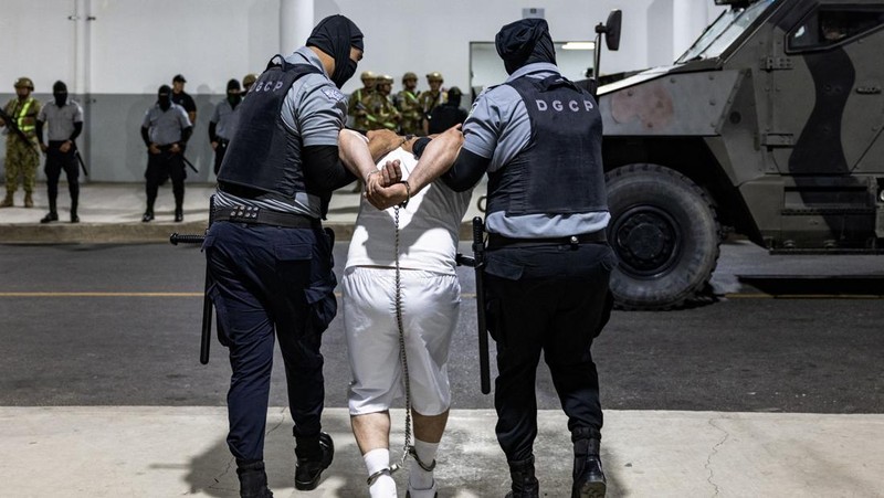 AS mendeportasi terduga anggota Tren de Aragua untuk dipenjara di El Salvador. (Handout via REUTERS)