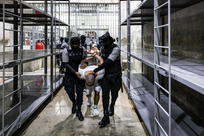 AS mendeportasi terduga anggota Tren de Aragua untuk dipenjara di El Salvador. (Handout via REUTERS)