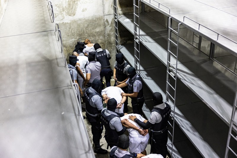AS mendeportasi terduga anggota Tren de Aragua untuk dipenjara di El Salvador. (Handout via REUTERS)