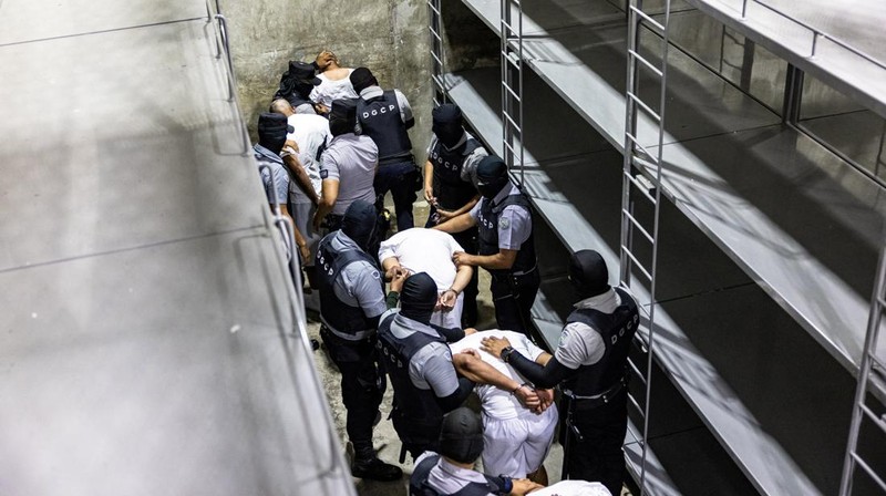 AS mendeportasi terduga anggota Tren de Aragua untuk dipenjara di El Salvador. (Handout via REUTERS)