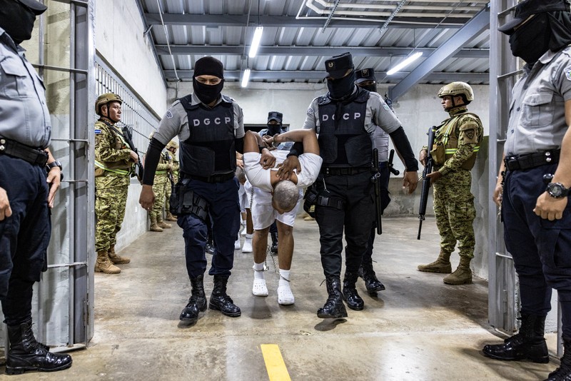 AS mendeportasi terduga anggota Tren de Aragua untuk dipenjara di El Salvador. (Handout via REUTERS) AS mendeportasi terduga anggota Tren de Aragua untuk dipenjara di El Salvador. (Handout via REUTERS)