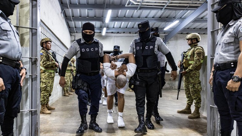 AS mendeportasi terduga anggota Tren de Aragua untuk dipenjara di El Salvador. (Handout via REUTERS)