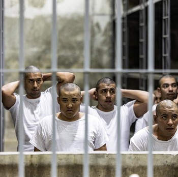 Detik-Detik AS Deportasi Gangster Venezuela ke Penjara El Savador