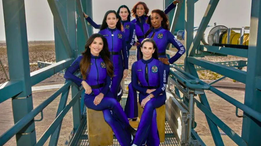 Awak pesawat peluncuran NS-31 Blue Origin yang semuanya perempuan mengenakan pakaian terbang rancangan Monse. (Dok. Blue Origin)