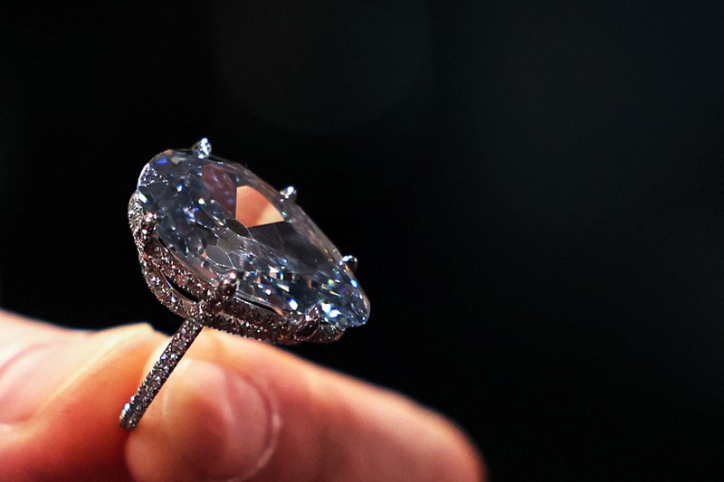 Berlian Golconda Blue, yang merupakan berlian biru terang terbesar dan pernah dilelang kini dipamerkan di Christie's di New York City, Amerika Serikat (AS). (REUTERS/Kylie Cooper) Berlian Golconda Blue, yang merupakan berlian biru terang terbesar dan pernah dilelang kini dipamerkan di Christie's di New York City, Amerika Serikat (AS). (REUTERS/Kylie Cooper)