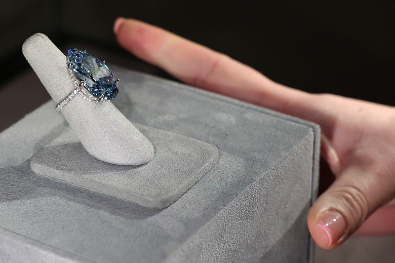 Berlian Golconda Blue, yang merupakan berlian biru terang terbesar dan pernah dilelang kini dipamerkan di Christie's di New York City, Amerika Serikat (AS). (REUTERS/Kylie Cooper) Berlian Golconda Blue, yang merupakan berlian biru terang terbesar dan pernah dilelang kini dipamerkan di Christie's di New York City, Amerika Serikat (AS). (REUTERS/Kylie Cooper)