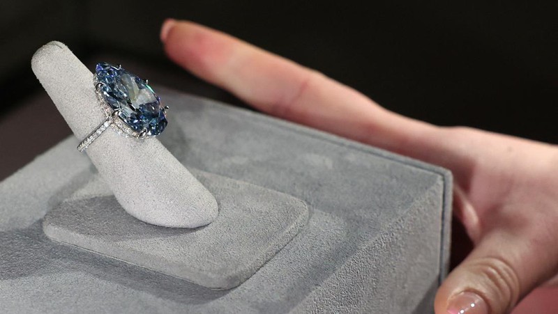 Berlian Golconda Blue, yang merupakan berlian biru terang terbesar dan pernah dilelang kini dipamerkan di Christie's di New York City, Amerika Serikat (AS). (REUTERS/Kylie Cooper)
