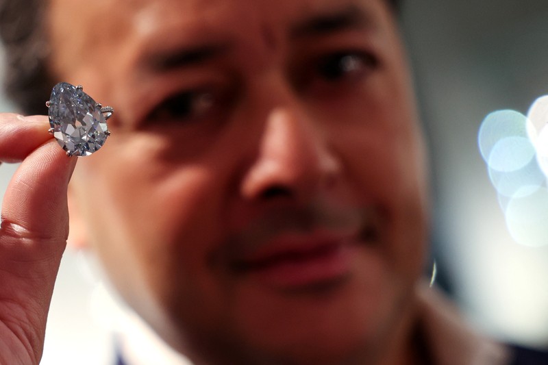 Berlian Golconda Blue, yang merupakan berlian biru terang terbesar dan pernah dilelang kini dipamerkan di Christie's di New York City, Amerika Serikat (AS). (REUTERS/Kylie Cooper) Berlian Golconda Blue, yang merupakan berlian biru terang terbesar dan pernah dilelang kini dipamerkan di Christie's di New York City, Amerika Serikat (AS). (REUTERS/Kylie Cooper)