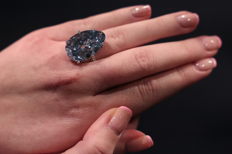 Berlian Golconda Blue, yang merupakan berlian biru terang terbesar dan pernah dilelang kini dipamerkan di Christie's di New York City, Amerika Serikat (AS). (REUTERS/Kylie Cooper) Berlian Golconda Blue, yang merupakan berlian biru terang terbesar dan pernah dilelang kini dipamerkan di Christie's di New York City, Amerika Serikat (AS). (REUTERS/Kylie Cooper)