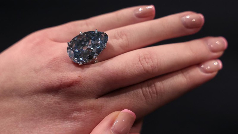 Berlian Golconda Blue, yang merupakan berlian biru terang terbesar dan pernah dilelang kini dipamerkan di Christie's di New York City, Amerika Serikat (AS). (REUTERS/Kylie Cooper)