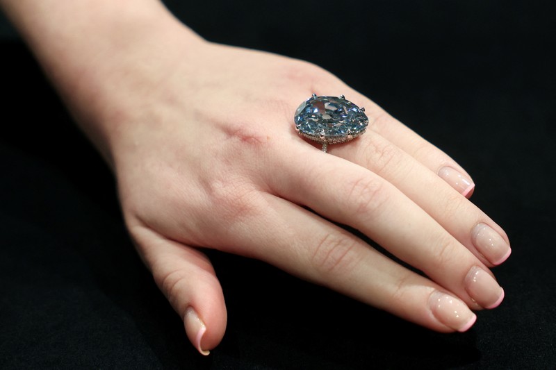 Berlian Golconda Blue, yang merupakan berlian biru terang terbesar dan pernah dilelang kini dipamerkan di Christie's di New York City, Amerika Serikat (AS). (REUTERS/Kylie Cooper)
