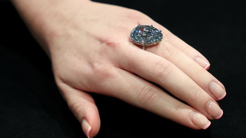 Berlian Golconda Blue, yang merupakan berlian biru terang terbesar dan pernah dilelang kini dipamerkan di Christie's di New York City, Amerika Serikat (AS). (REUTERS/Kylie Cooper)