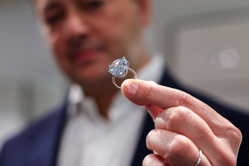 Berlian Golconda Blue, yang merupakan berlian biru terang terbesar dan pernah dilelang kini dipamerkan di Christie's di New York City, Amerika Serikat (AS). (REUTERS/Kylie Cooper) Berlian Golconda Blue, yang merupakan berlian biru terang terbesar dan pernah dilelang kini dipamerkan di Christie's di New York City, Amerika Serikat (AS). (REUTERS/Kylie Cooper)