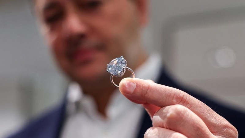 Berlian Golconda Blue, yang merupakan berlian biru terang terbesar dan pernah dilelang kini dipamerkan di Christie's di New York City, Amerika Serikat (AS). (REUTERS/Kylie Cooper)