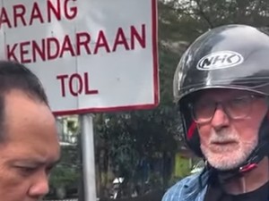 Ikuti Google Maps, Bule Aussie Nyasar Naik Motor Masuk Tol Makassar