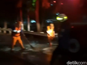 Tumpahan Solar di Jakut Bikin Pemotor Berjatuhan, Damkar Turun Tangan