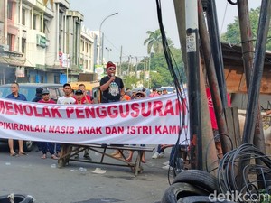 Puluhan Pedagang di Pepelegi Sidoarjo Demo Tolak Pembongkaran Lapak