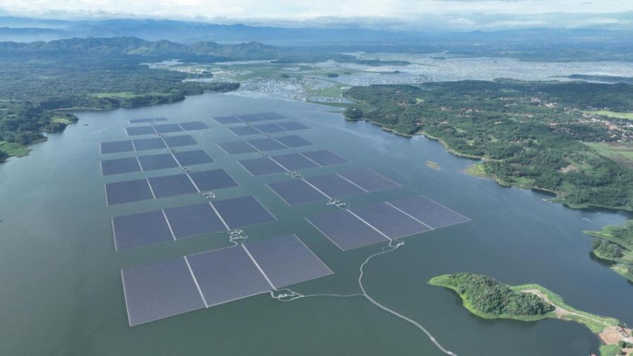 Foto tampak udara PLTS Terapung Cirata 192 MWp yang berada di Kabupaten Purwakarta, Jawa Barat. PLN tengah melakukan kajian bersama Masdar untuk potensi ekspansi pembangkit ramah lingkungan tersebut. (Dok. PT PLN (Persero))