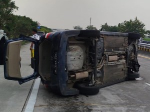 Grand Livina Muat WNA Terguling di Tol Jomo, 3 Korban Luka