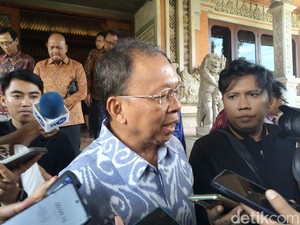 Koster: Hasil Pungutan Wisatawan Asing Difokuskan untuk Desa Adat