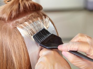 Wanita Muda Ini Gagal Ginjal karena Sering Ganti Warna Rambut