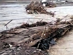 Dihantam Luapan Sungai, Jembatan Alternatif Cidadap Tak Bisa Dilintasi