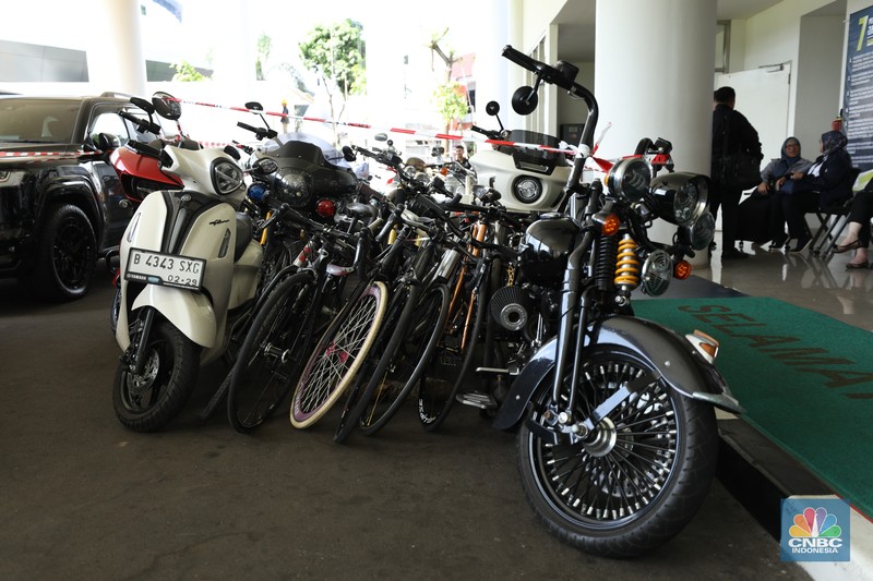 Kejaksaan Agung menyita puluhan sepeda motor mewah terkait kasus dugaan suap dan atau gratifikasi terkait perkara korupsi pemberian fasilitas ekspor crude palm oil (CPO) atau minyak sawit mentah di Pengadilan Negeri Jakarta Pusat, Senin (14/4/2025). Kejaksaan Agung menyita puluhan sepeda motor mewah terkait kasus dugaan suap dan atau gratifikasi terkait perkara korupsi pemberian fasilitas ekspor crude palm oil (CPO) atau minyak sawit mentah di Pengadilan Negeri Jakarta Pusat, Senin (14/4/2025). (CNBC Indonesia/Tri Susilo)