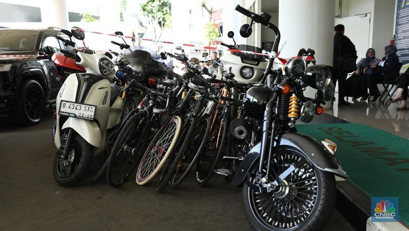 Kejaksaan Agung menyita puluhan sepeda motor mewah terkait kasus dugaan suap dan atau gratifikasi terkait perkara korupsi pemberian fasilitas ekspor crude palm oil (CPO) atau minyak sawit mentah di Pengadilan Negeri Jakarta Pusat, Senin (14/4/2025). (CNBC Indonesia/Tri Susilo)