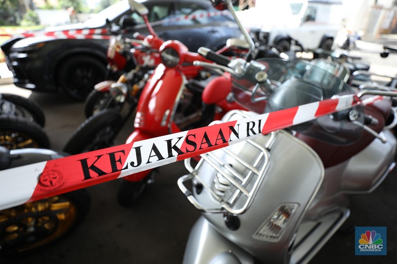Kejaksaan Agung menyita puluhan sepeda motor mewah terkait kasus dugaan suap dan atau gratifikasi terkait perkara korupsi pemberian fasilitas ekspor crude palm oil (CPO) atau minyak sawit mentah di Pengadilan Negeri Jakarta Pusat, Senin (14/4/2025). Kejaksaan Agung menyita puluhan sepeda motor mewah terkait kasus dugaan suap dan atau gratifikasi terkait perkara korupsi pemberian fasilitas ekspor crude palm oil (CPO) atau minyak sawit mentah di Pengadilan Negeri Jakarta Pusat, Senin (14/4/2025). (CNBC Indonesia/Tri Susilo)